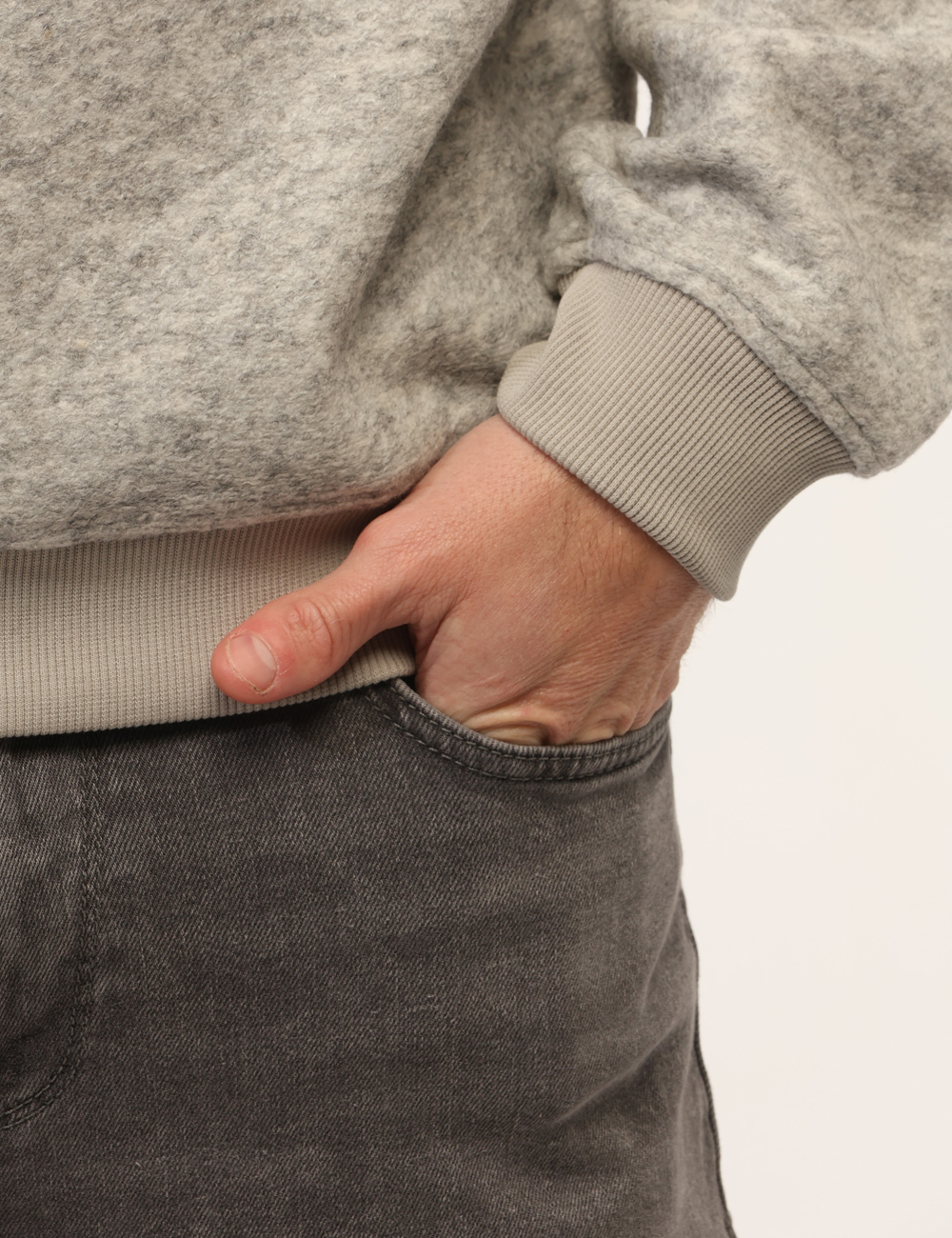 M5BQ07-KC380-SB_LIGHT-STONE-HEATHER_PE26_4 Felpa Guess Grigia - Felpa GUESS Grigia da uomo La Felpa GUESS Grigia è il capo ideale per affrontare la stagione con uno st