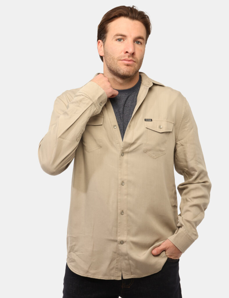 Camicia Guess Beige - Camicia GUESS Beige da uomo La Camicia GUESS Beige è il capo ideale per chi cerca uno stile fresco, mo