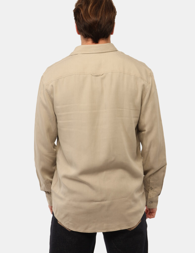 Camicia Guess Beige - Camicia GUESS Beige da uomo La Camicia GUESS Beige è il capo ideale per chi cerca uno stile fresco, mo