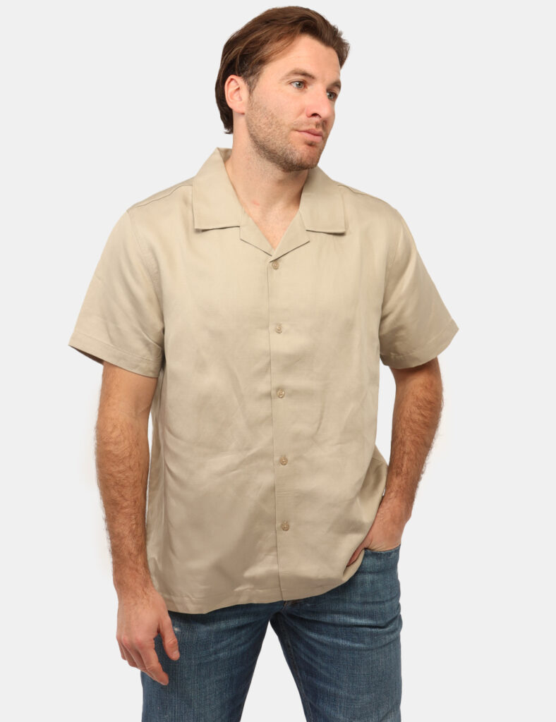 Camicia Guess Beige - Camicia GUESS Beige da uomo La Camicia GUESS Beige è il capo ideale per chi desidera uno stile raffina