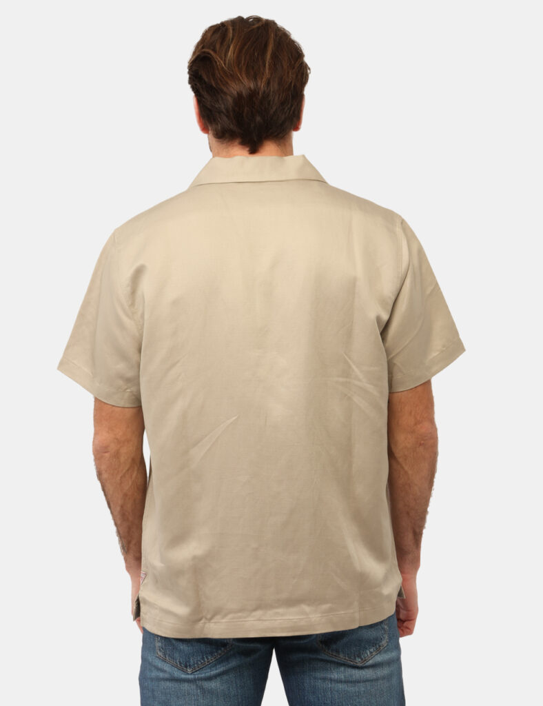 Camicia Guess Beige - Camicia GUESS Beige da uomo La Camicia GUESS Beige è il capo ideale per chi desidera uno stile raffina