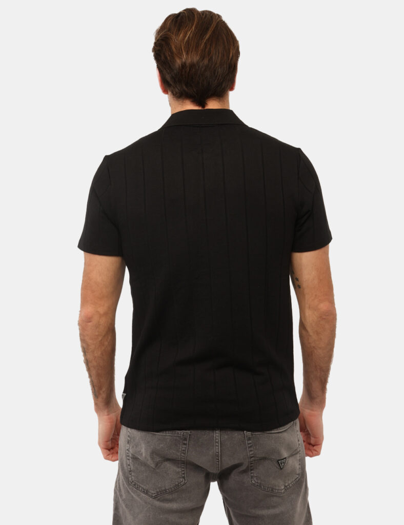 Polo Guess Nera - Polo GUESS Nera da uomo La Polo GUESS Nera è il capo ideale per chi cerca uno stile versatile e contempor