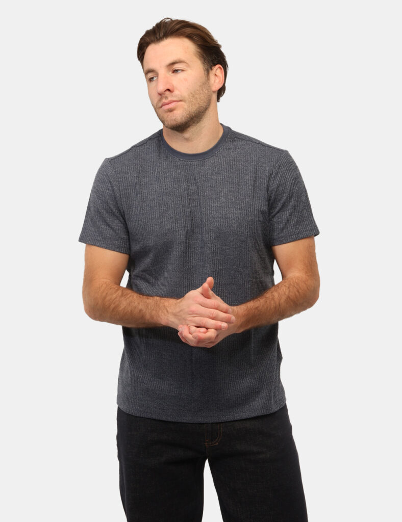 T-shirt Guess Blu - T-shirt GUESS Blu da uomo La T-shirt GUESS Blu è il capo ideale per chi cerca uno stile essenziale ma ri