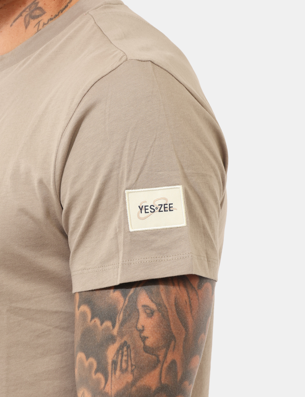 T766-SG02_BEIGE-SCURO_PE26_4 T-shirt Yes Zee Beige - T-shirt YES ZEE Beige da uomo, un capo essenziale che unisce stile contemporaneo e comfort quotidian