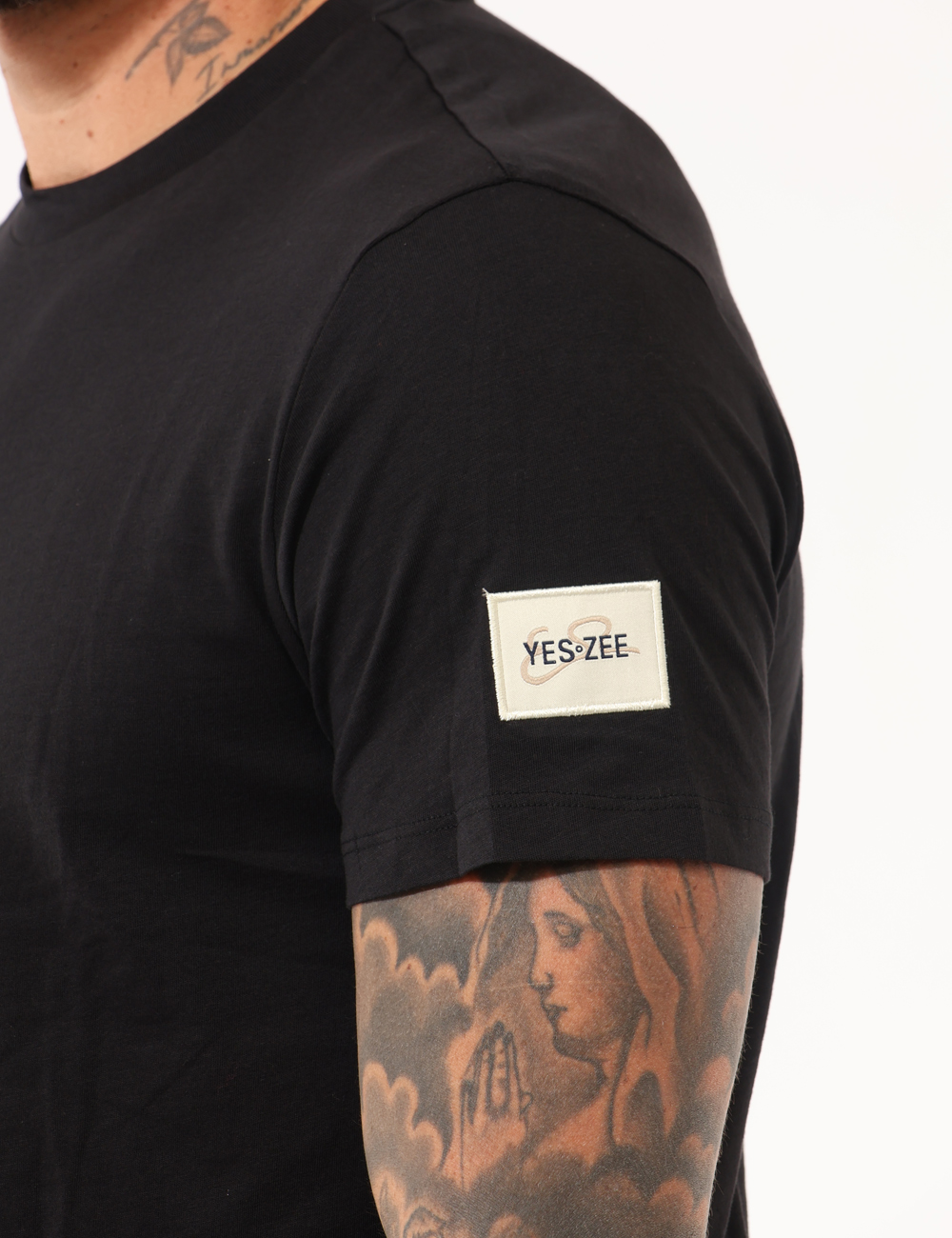 T766-SG02_NERO_PE26_4 T-shirt Yes Zee Nero - T-shirt YES ZEE Nero da uomo, un capo essenziale che unisce stile contemporaneo e comfort quotidiano.