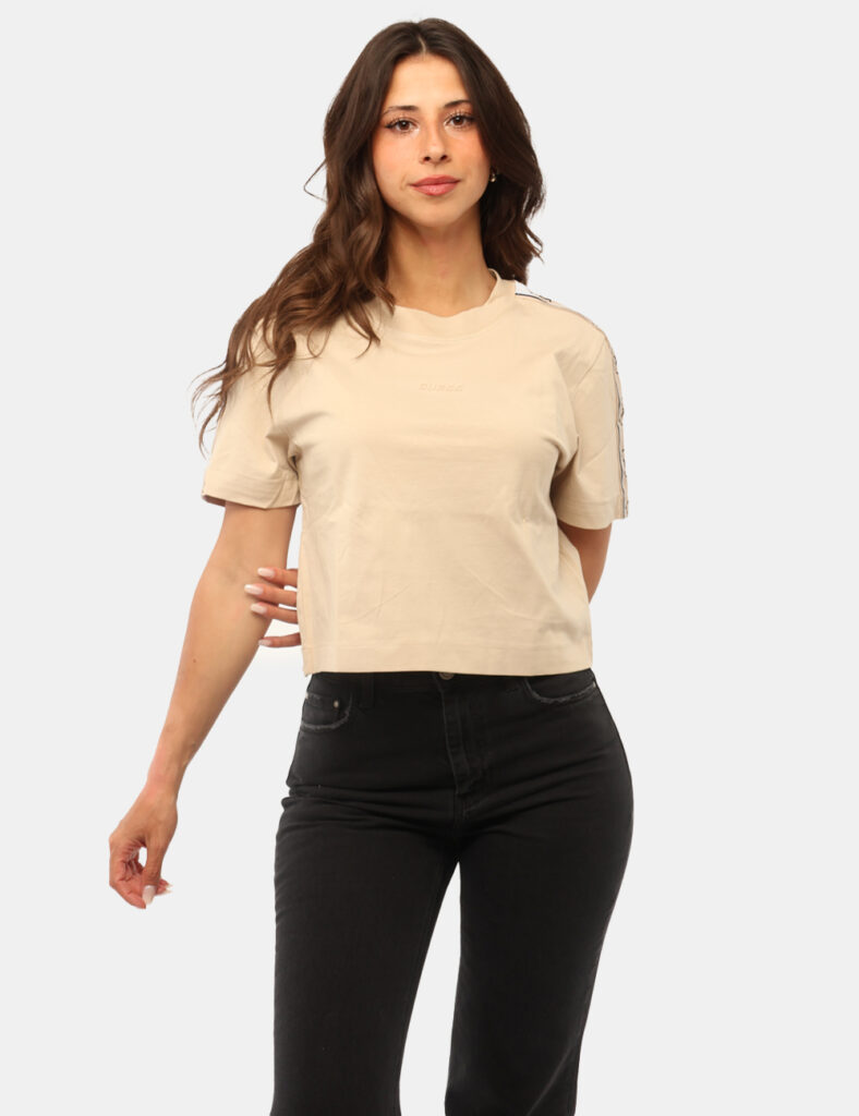 T-shirt Guess Beige - T-shirt GUESS Beige da donna Essenziale ma con un tocco sportivo, la T-shirt GUESS Beige è il capo per