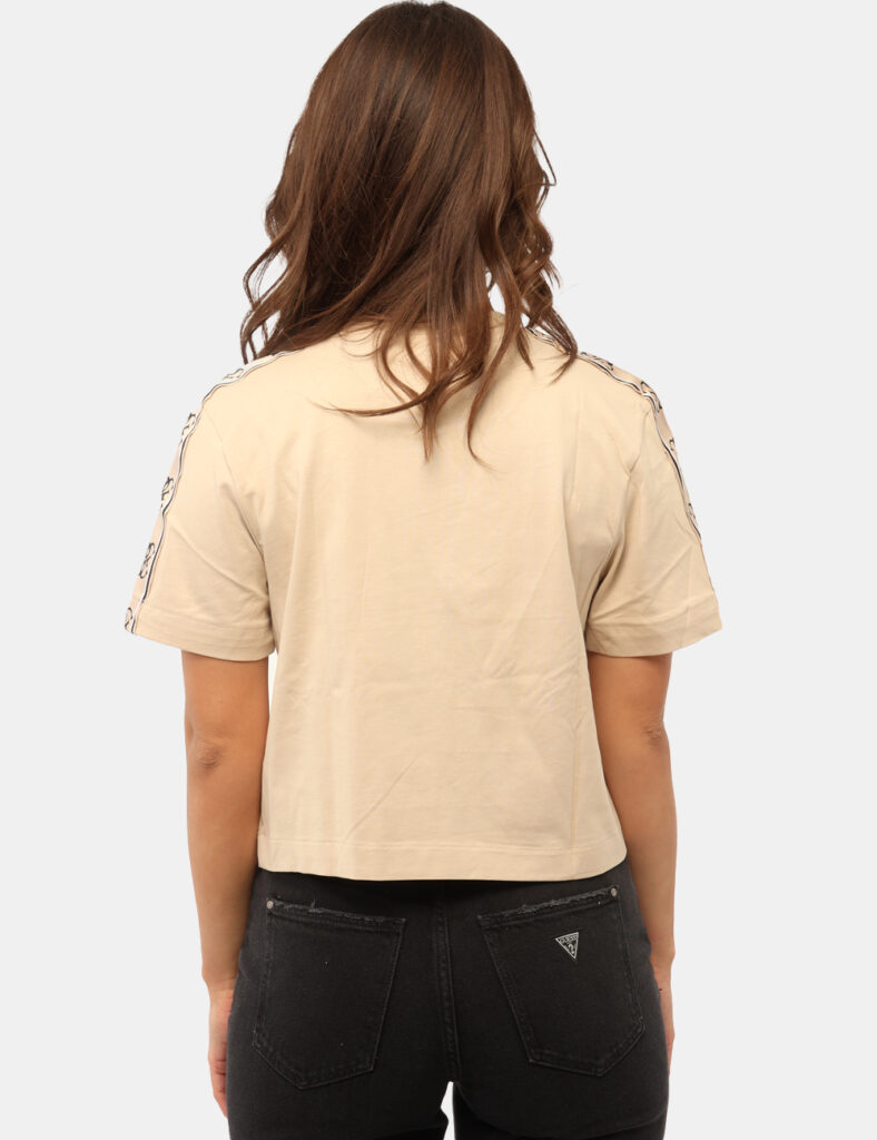 T-shirt Guess Beige - T-shirt GUESS Beige da donna Essenziale ma con un tocco sportivo, la T-shirt GUESS Beige è il capo per