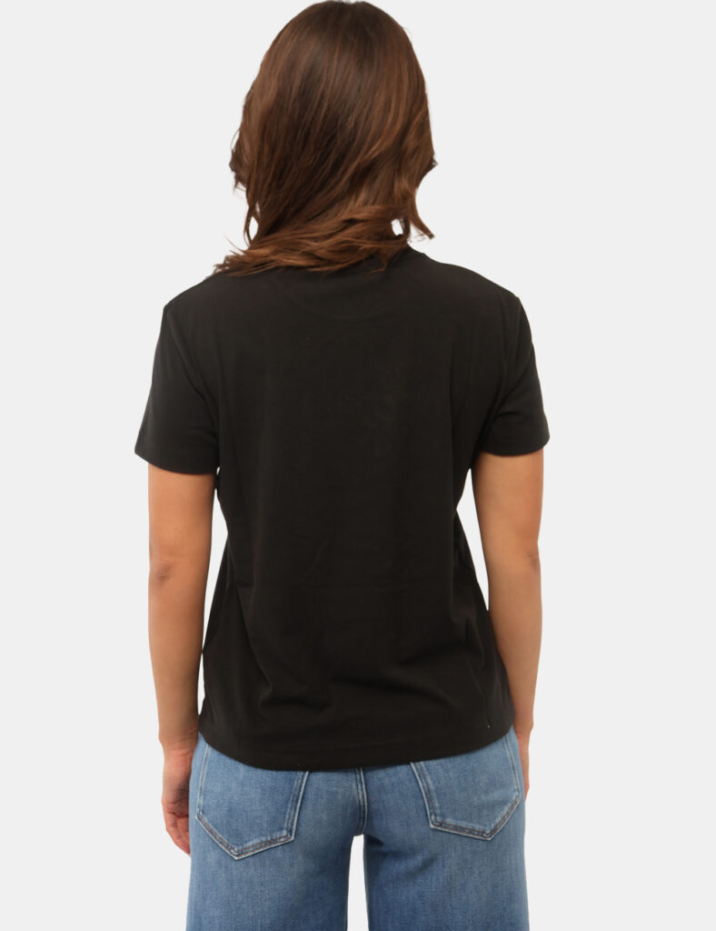 T-shirt Guess Nera - T-shirt GUESS Nero da donna – Dettagli iconici e comfort contemporaneoLa T-shirt GUESS Nero è il capo i