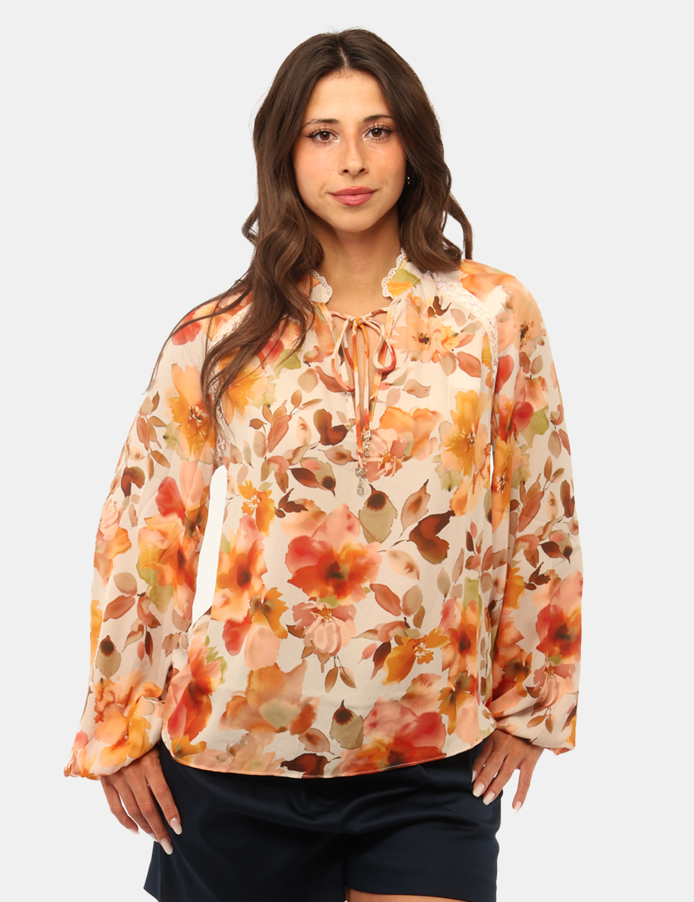 W5BH74-WGLA2-SB_AUTUMN-BLOSSOM-VANIL_PE26_1 Blusa Guess Fantasia - Blusa GUESS in Fantasia da donna Femminile, leggera e ricca di personalità, la Blusa GUESS in Fantasi