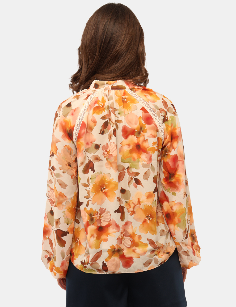 W5BH74-WGLA2-SB_AUTUMN-BLOSSOM-VANIL_PE26_2 Blusa Guess Fantasia - Blusa GUESS in Fantasia da donna Femminile, leggera e ricca di personalità, la Blusa GUESS in Fantasi