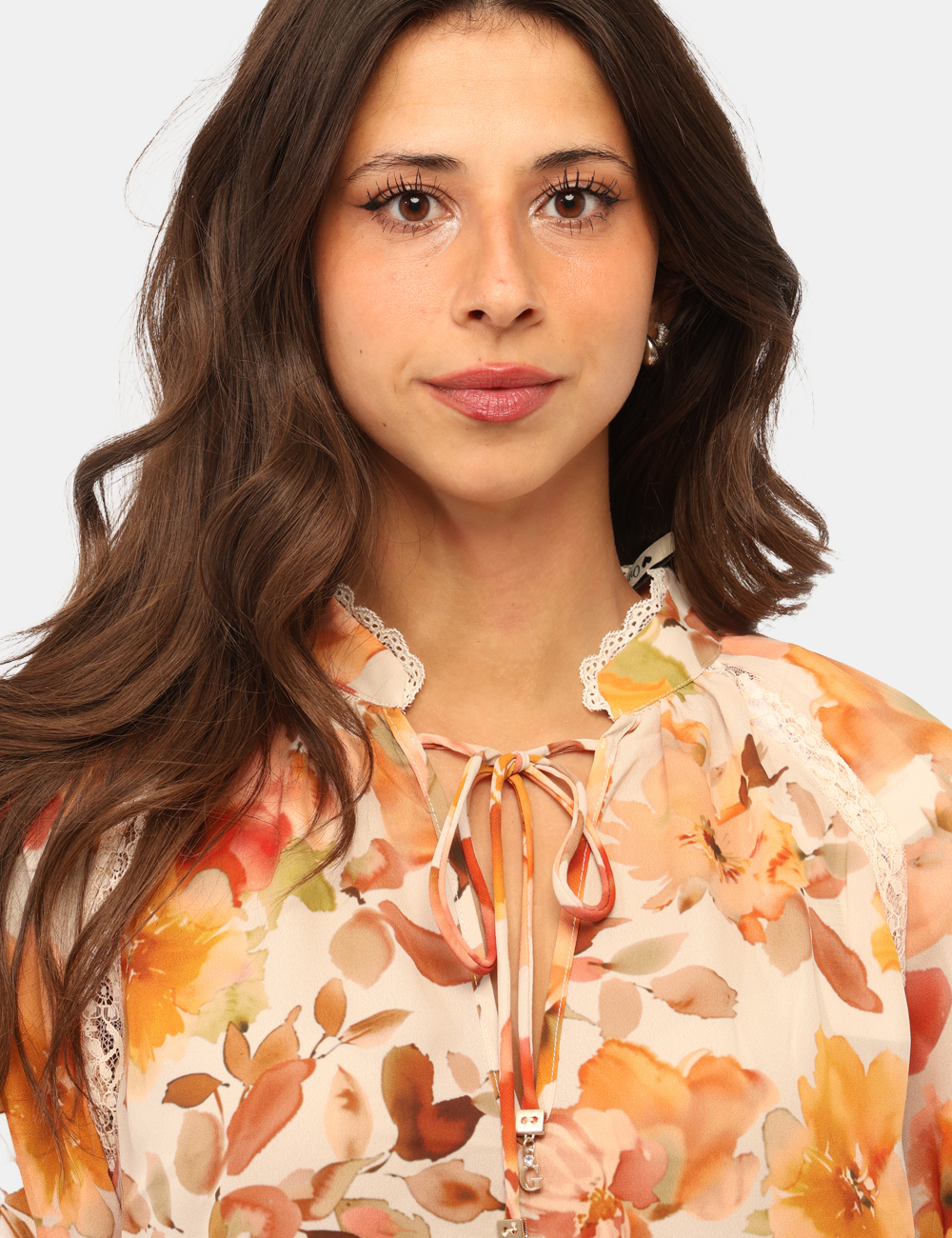 W5BH74-WGLA2-SB_AUTUMN-BLOSSOM-VANIL_PE26_4 Blusa Guess Fantasia - Blusa GUESS in Fantasia da donna Femminile, leggera e ricca di personalità, la Blusa GUESS in Fantasi