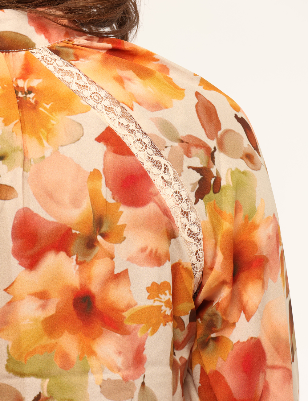 W5BH74-WGLA2-SB_AUTUMN-BLOSSOM-VANIL_PE26_5 Blusa Guess Fantasia - Blusa GUESS in Fantasia da donna Femminile, leggera e ricca di personalità, la Blusa GUESS in Fantasi