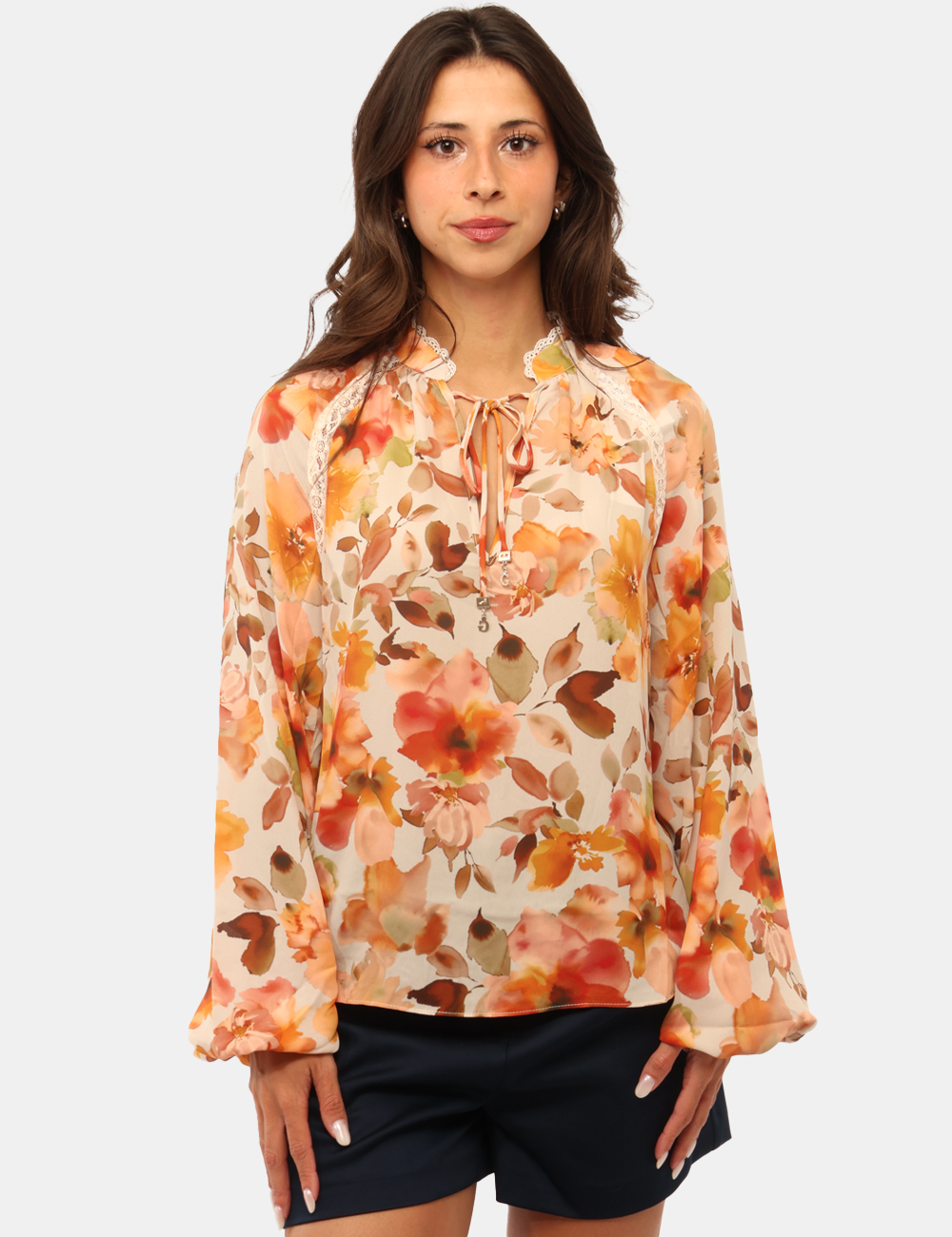 W5BH74-WGLA2-SB_AUTUMN-BLOSSOM-VANIL_PE26_6 Blusa Guess Fantasia - Blusa GUESS in Fantasia da donna Femminile, leggera e ricca di personalità, la Blusa GUESS in Fantasi