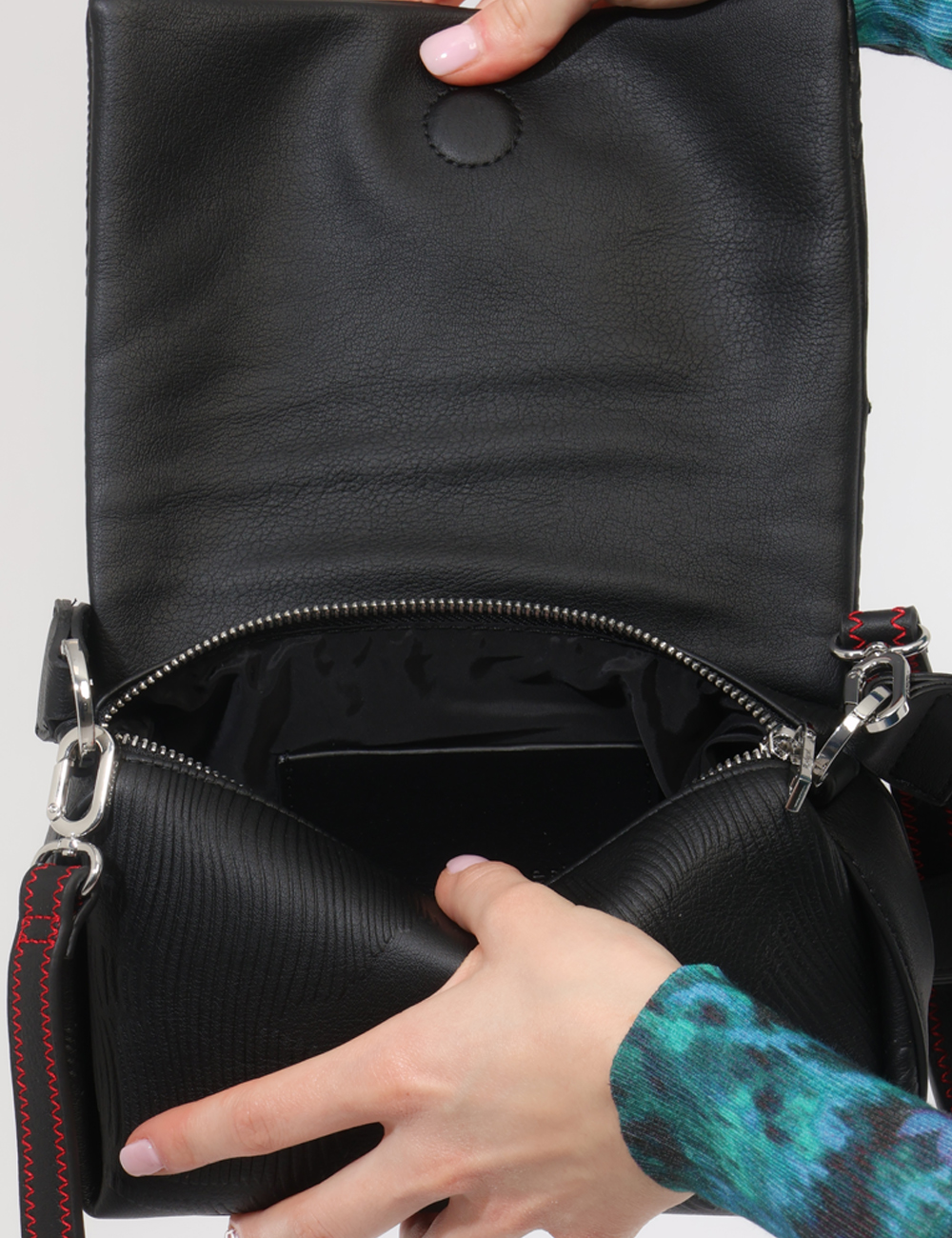 26SAXP88-OB_NERO_PE26_2 Borsa Desigual Nera - Borsa DESIGUAL Nera da donna Compatta, versatile e dal design contemporaneo, la Borsa DESIGUAL Nera è