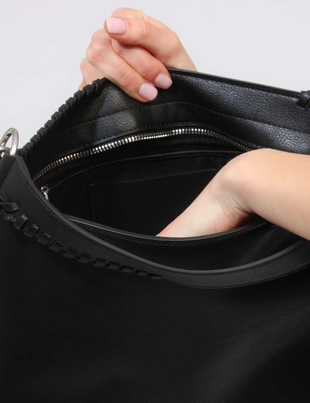 26SAXP93-OB_NERO_PE26_2 Borsa Desigual Nera - Borsa DESIGUAL Nera da donna Pratica, capiente e dal design contemporaneo, la Borsa DESIGUAL Nera è l’