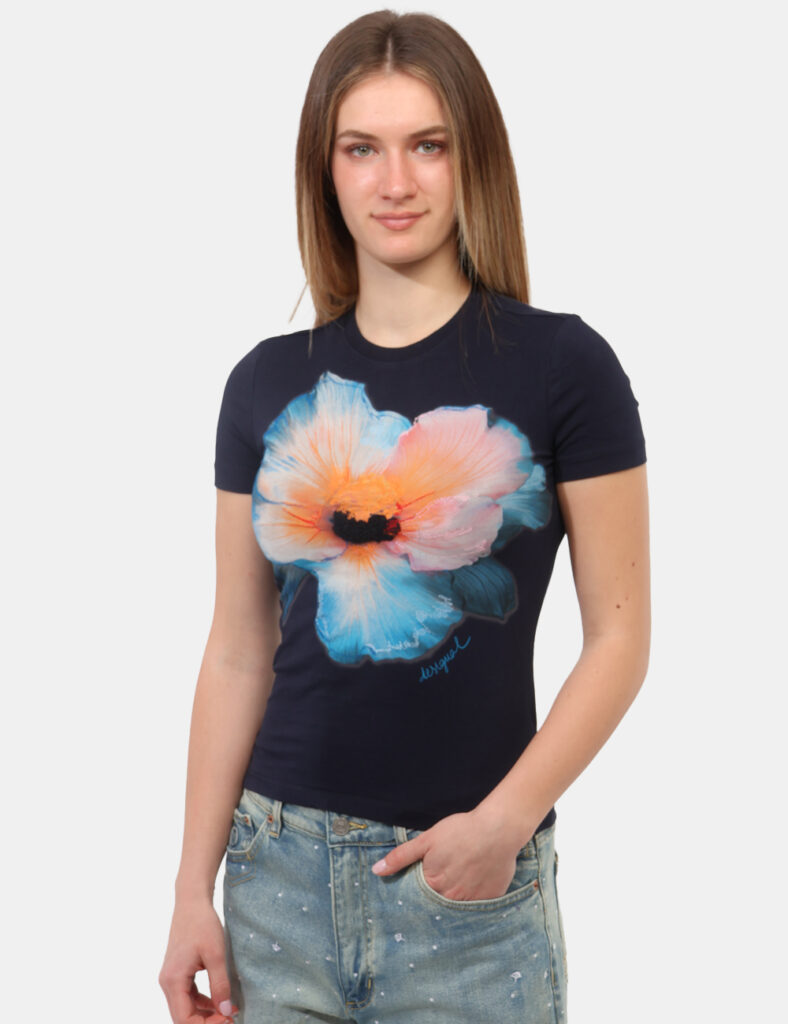 T-shirt Desigual Blu - T-shirt DESIGUAL Blu da donna La T-shirt DESIGUAL Blu è il capo perfetto per aggiungere un tocco fres
