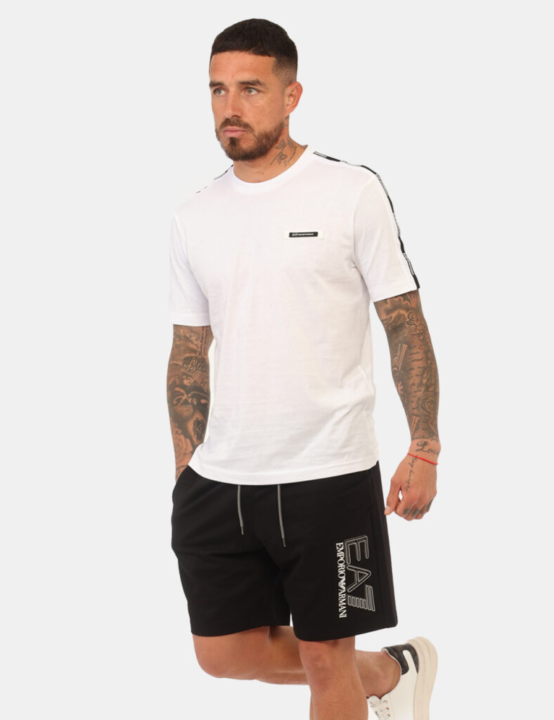 Bermuda Ea7 Nero - Bermuda EA7 Nero da uomo I Bermuda EA7 Nero sono la scelta ideale per chi cerca un capo comodo, versatile