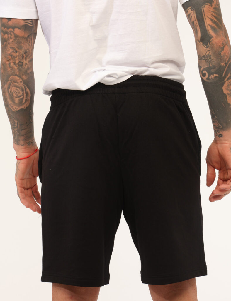 Bermuda Ea7 Nero - Bermuda EA7 Nero da uomo I Bermuda EA7 Nero sono la scelta ideale per chi cerca un capo comodo, versatile