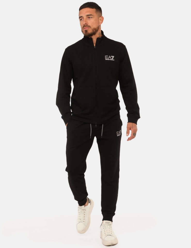 Completo tuta Ea7 Nero - Completo tuta EA7 Nero da uomo Il Completo tuta EA7 Nero è la scelta perfetta per chi cerca comfort