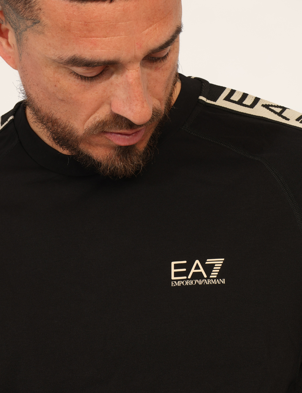 7M001395AF16724-OB_BLACK_PE26_3 T-shirt Ea7 Nera - T-shirt EA7 Nera La T-shirt EA7 Nera è un capo dal carattere sportivo e contemporaneo, perfetto per chi c