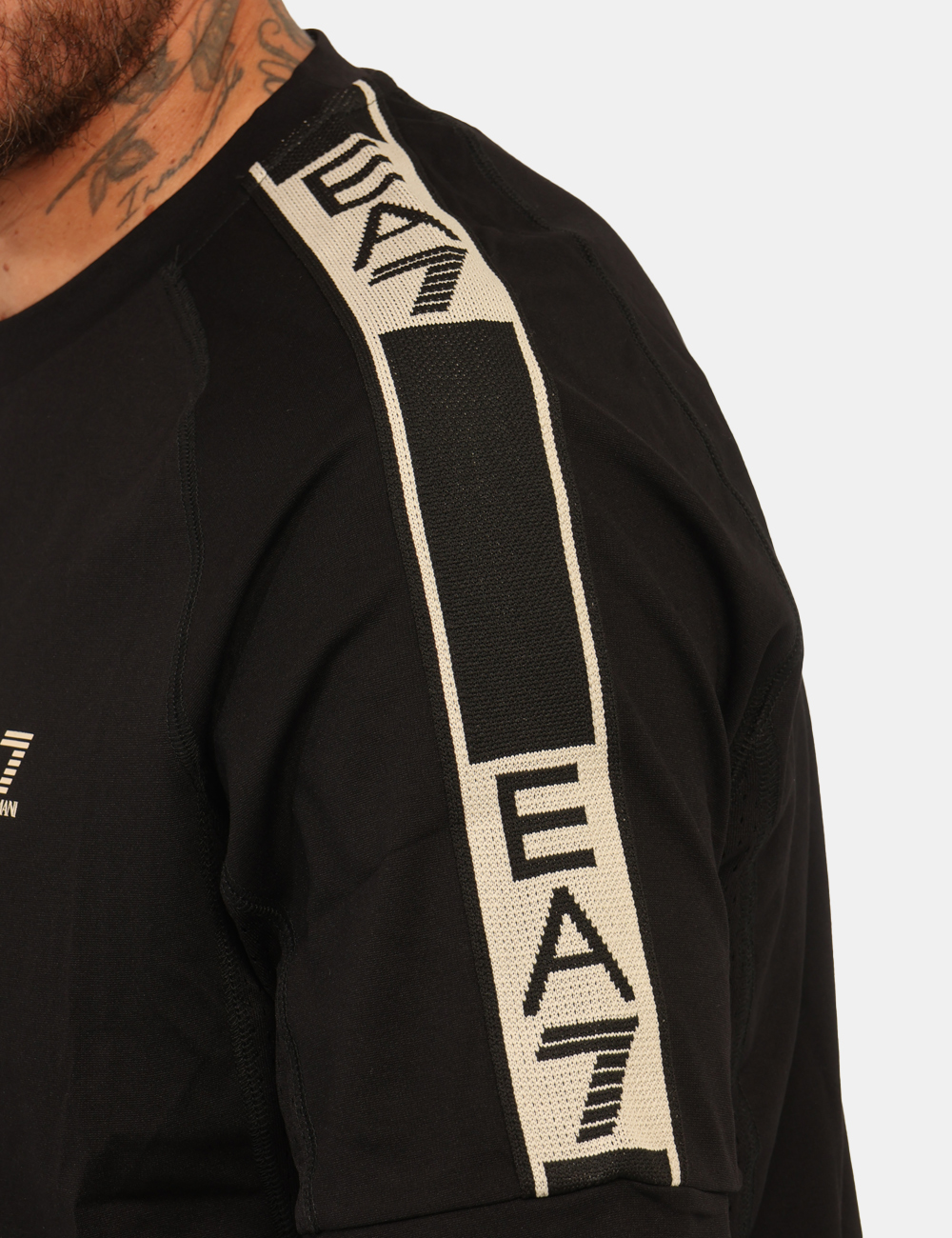 7M001395AF16724-OB_BLACK_PE26_4 T-shirt Ea7 Nera - T-shirt EA7 Nera La T-shirt EA7 Nera è un capo dal carattere sportivo e contemporaneo, perfetto per chi c