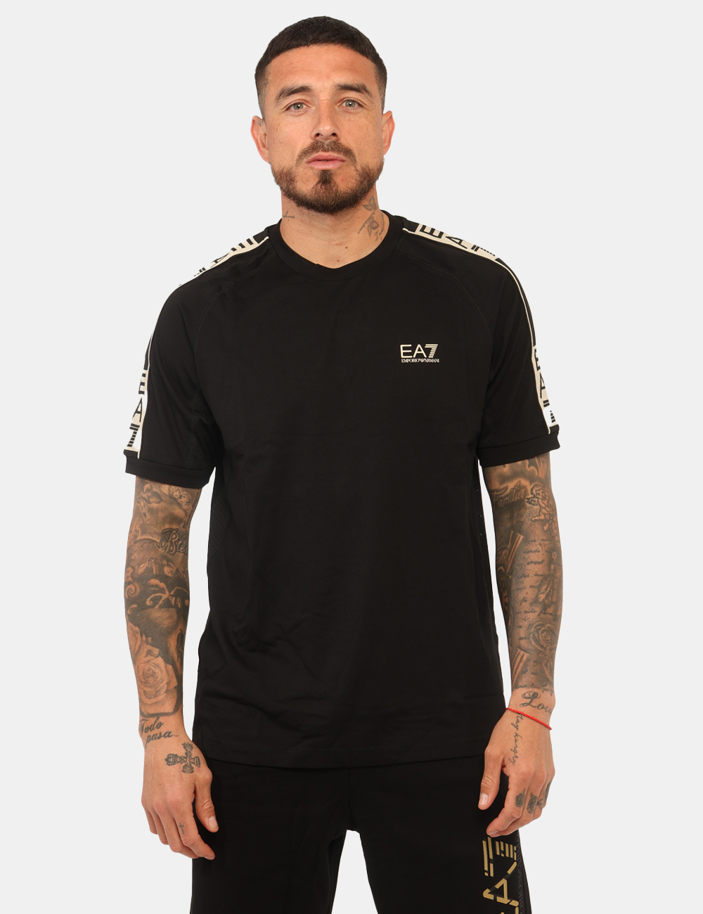 7M001395AF16724-OB_BLACK_PE26_5 T-shirt Ea7 Nera - T-shirt EA7 Nera La T-shirt EA7 Nera è un capo dal carattere sportivo e contemporaneo, perfetto per chi c