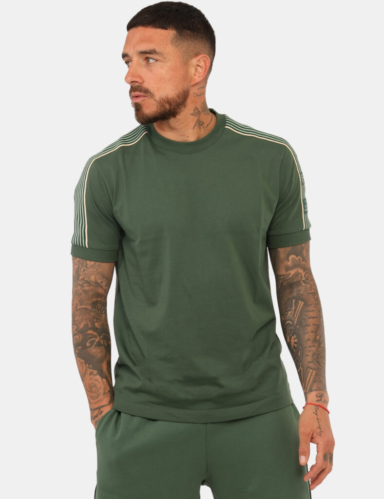T-shirt Ea7 Verde - T-shirt EA7 Verde da uomo La T-shirt EA7 Verde è un capo perfetto per chi cerca un equilibrio tra comfor