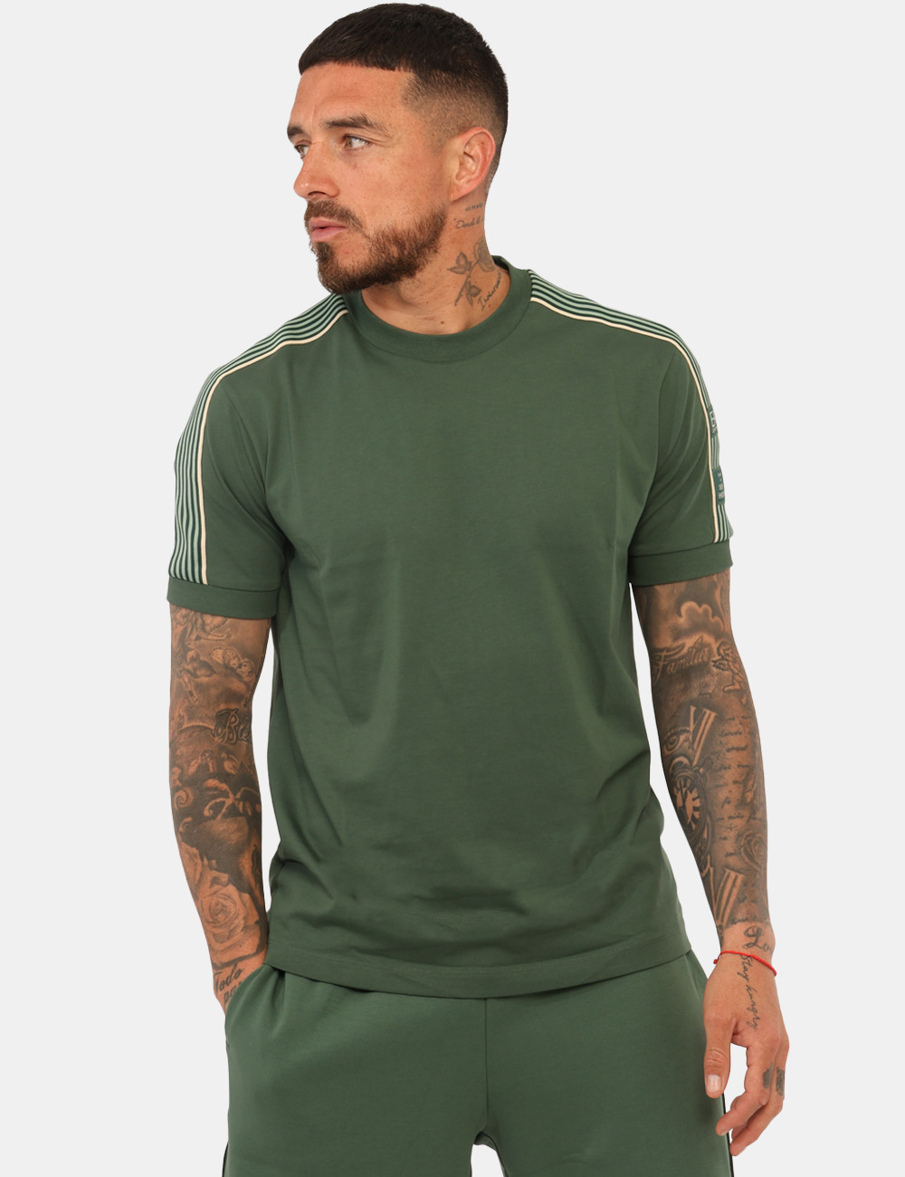 7M001507AF16548-OB_CILANTRO_PE26_1 T-shirt Ea7 Verde - T-shirt EA7 Verde da uomo La T-shirt EA7 Verde è un capo perfetto per chi cerca un equilibrio tra comfor