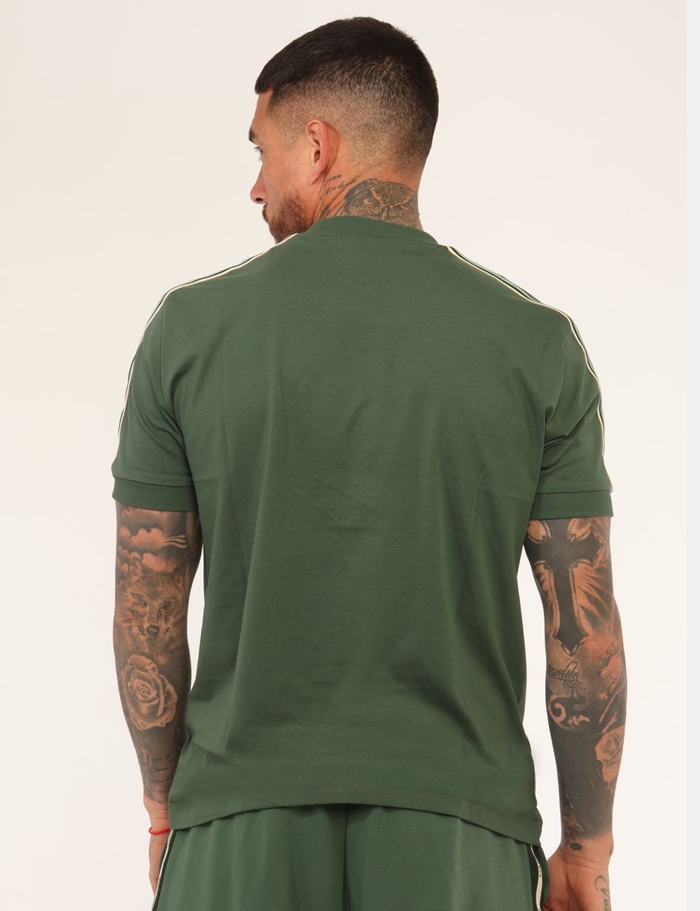 7M001507AF16548-OB_CILANTRO_PE26_2 T-shirt Ea7 Verde - T-shirt EA7 Verde da uomo La T-shirt EA7 Verde è un capo perfetto per chi cerca un equilibrio tra comfor