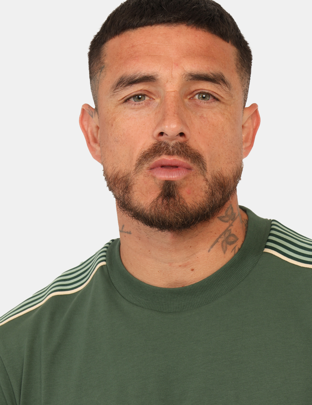 7M001507AF16548-OB_CILANTRO_PE26_3 T-shirt Ea7 Verde - T-shirt EA7 Verde da uomo La T-shirt EA7 Verde è un capo perfetto per chi cerca un equilibrio tra comfor