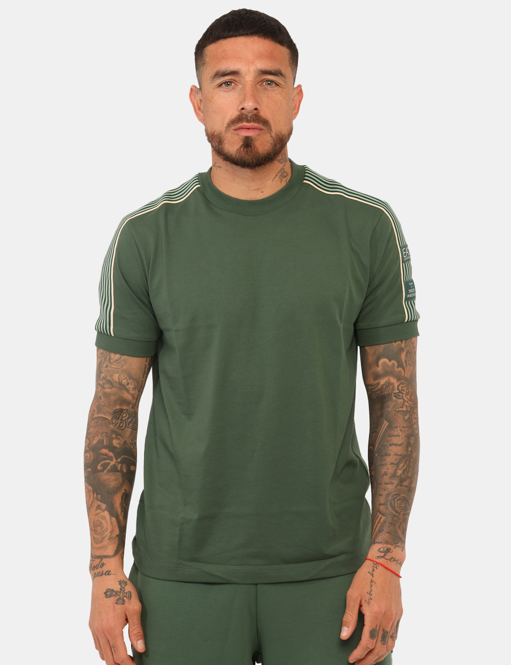 7M001507AF16548-OB_CILANTRO_PE26_4 T-shirt Ea7 Verde - T-shirt EA7 Verde da uomo La T-shirt EA7 Verde è un capo perfetto per chi cerca un equilibrio tra comfor