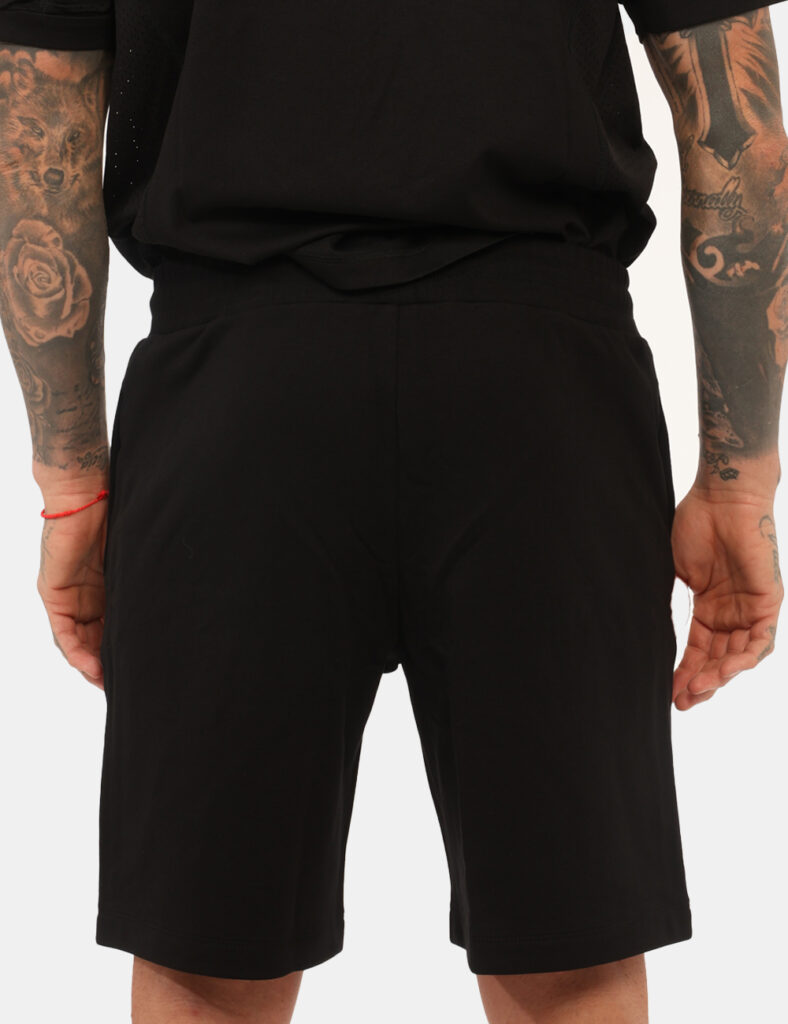 Bermuda Ea7 Neri - Bermuda EA7 Neri da uomo I Bermuda EA7 Neri sono un capo versatile e confortevole, perfetto per affrontar