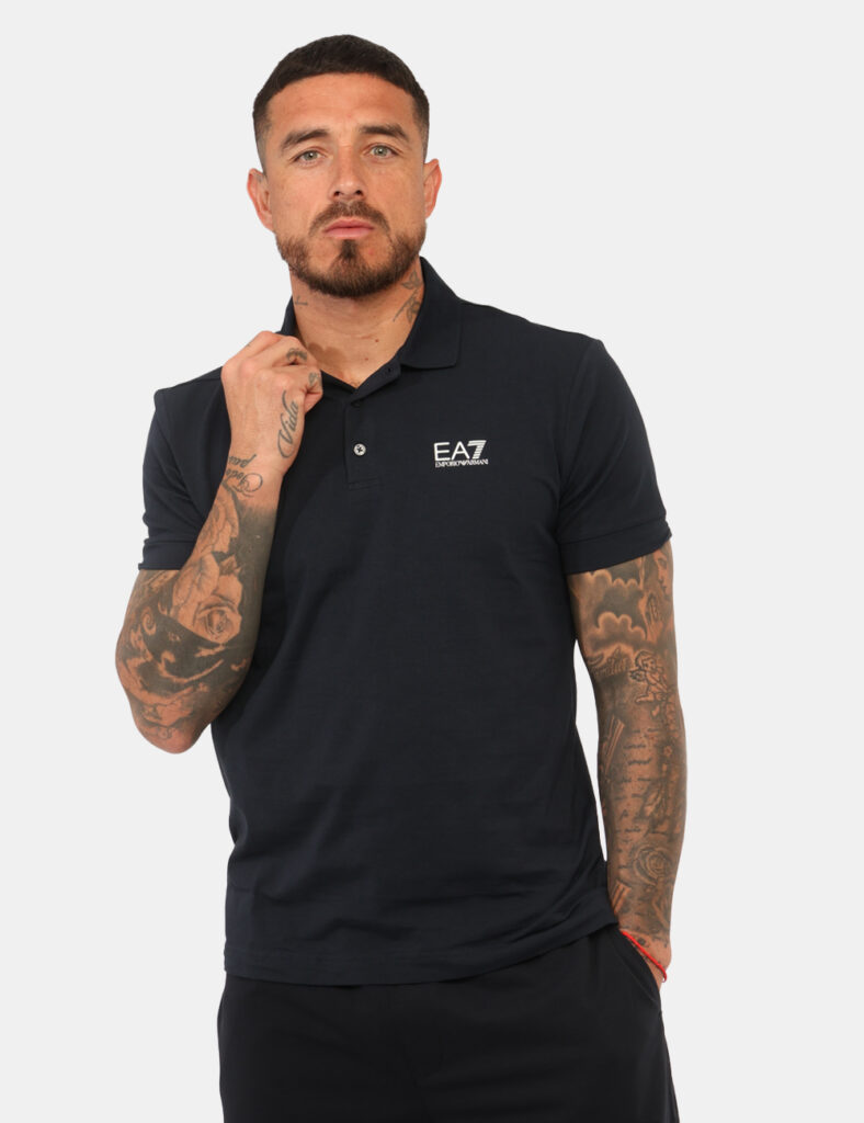 Polo Ea7 Blu - Polo EA7 Blu da uomo La Polo EA7 Blu è un capo essenziale che unisce stile sportivo e comfort quotidiano. Per