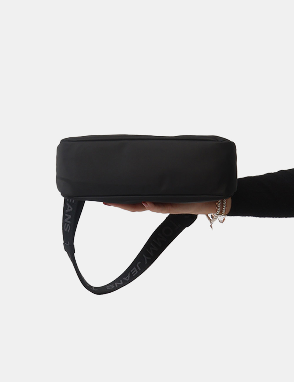 AW0AW17888-OB_BLACK_PE26_4 Borsa Tommy Hilfiger Nera - Borsa TOMMY HILFIGER Nera da donna La Borsa TOMMY HILFIGER Nera è la scelta ideale se cerchi un