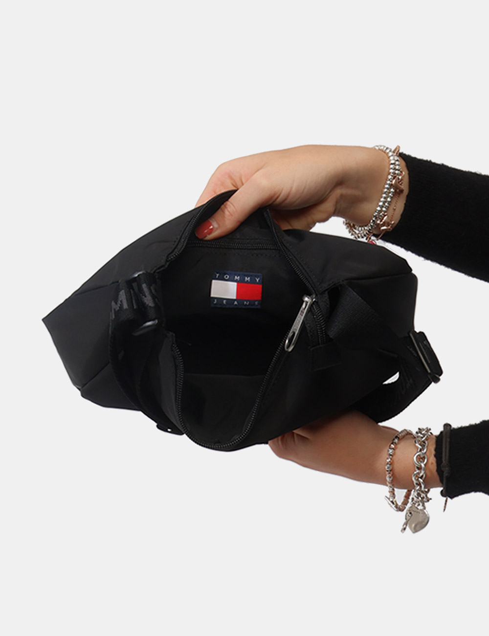 AW0AW17888-OB_BLACK_PE26_5 Borsa Tommy Hilfiger Nera - Borsa TOMMY HILFIGER Nera da donna La Borsa TOMMY HILFIGER Nera è la scelta ideale se cerchi un