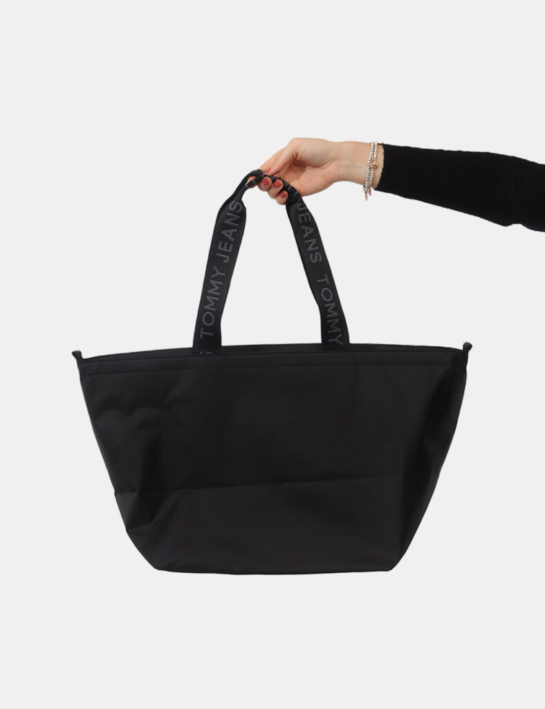 Borsa Tommy Hilfiger Nera - Borsa TOMMY HILFIGER Nera da donna La Borsa TOMMY HILFIGER Nera è l’accessorio ideale per chi ce