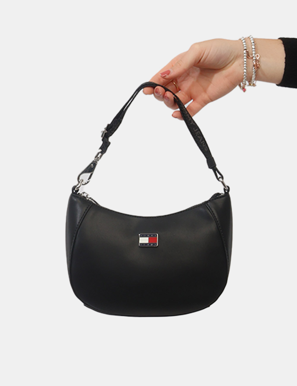 AW0AW18064-OB_BLACK_PE26_1 Borsa Tommy Hilfiger Nera - Borsa TOMMY HILFIGER Nera da donnaLa Borsa TOMMY HILFIGER Nera è l’accessorio perfetto per chi a