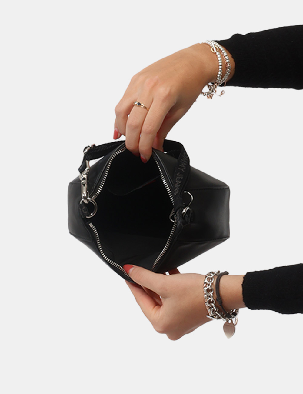 AW0AW18064-OB_BLACK_PE26_5 Borsa Tommy Hilfiger Nera - Borsa TOMMY HILFIGER Nera da donnaLa Borsa TOMMY HILFIGER Nera è l’accessorio perfetto per chi a