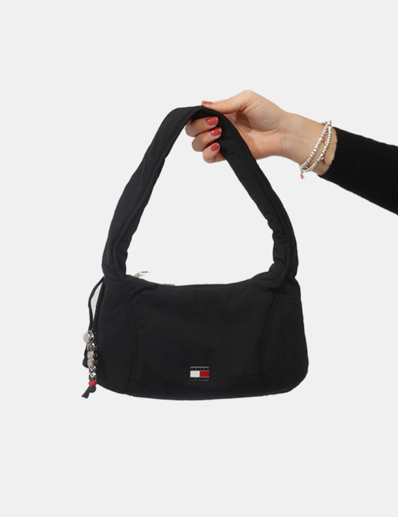 Borsa Tommy Hilfiger Nera - Borsa TOMMY HILFIGER Nera da donnaLa Borsa TOMMY HILFIGER Nera è l’accessorio ideale per chi ama