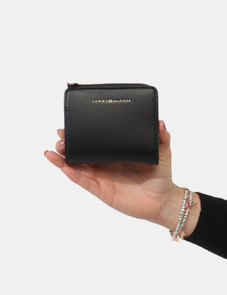 Portafoglio Tommy Hilfiger Nera - Portafoglio TOMMY HILFIGER Nera da donnaIl Portafoglio TOMMY HILFIGER Nera è l’accessorio