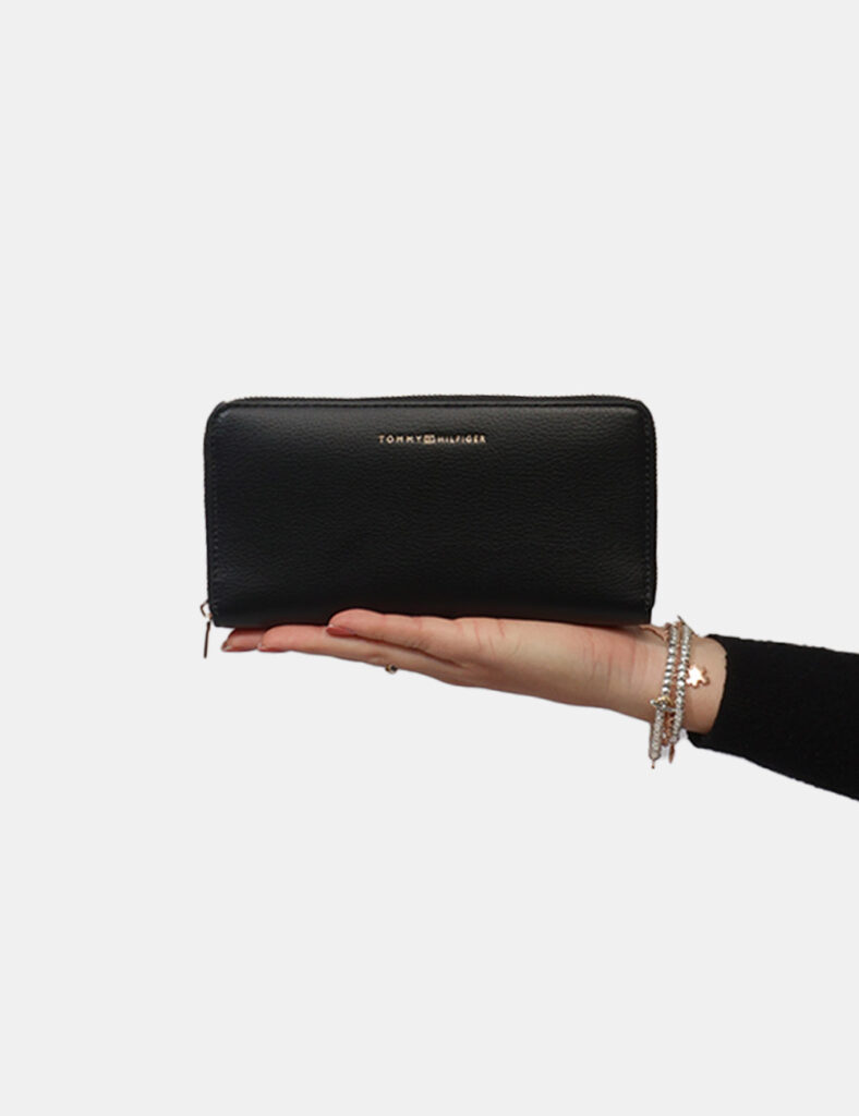 Portafoglio Tommy Hilfiger Nero - Portafoglio TOMMY HILFIGER Nero da donnaIl Portafoglio TOMMY HILFIGER Nero è l’accessorio