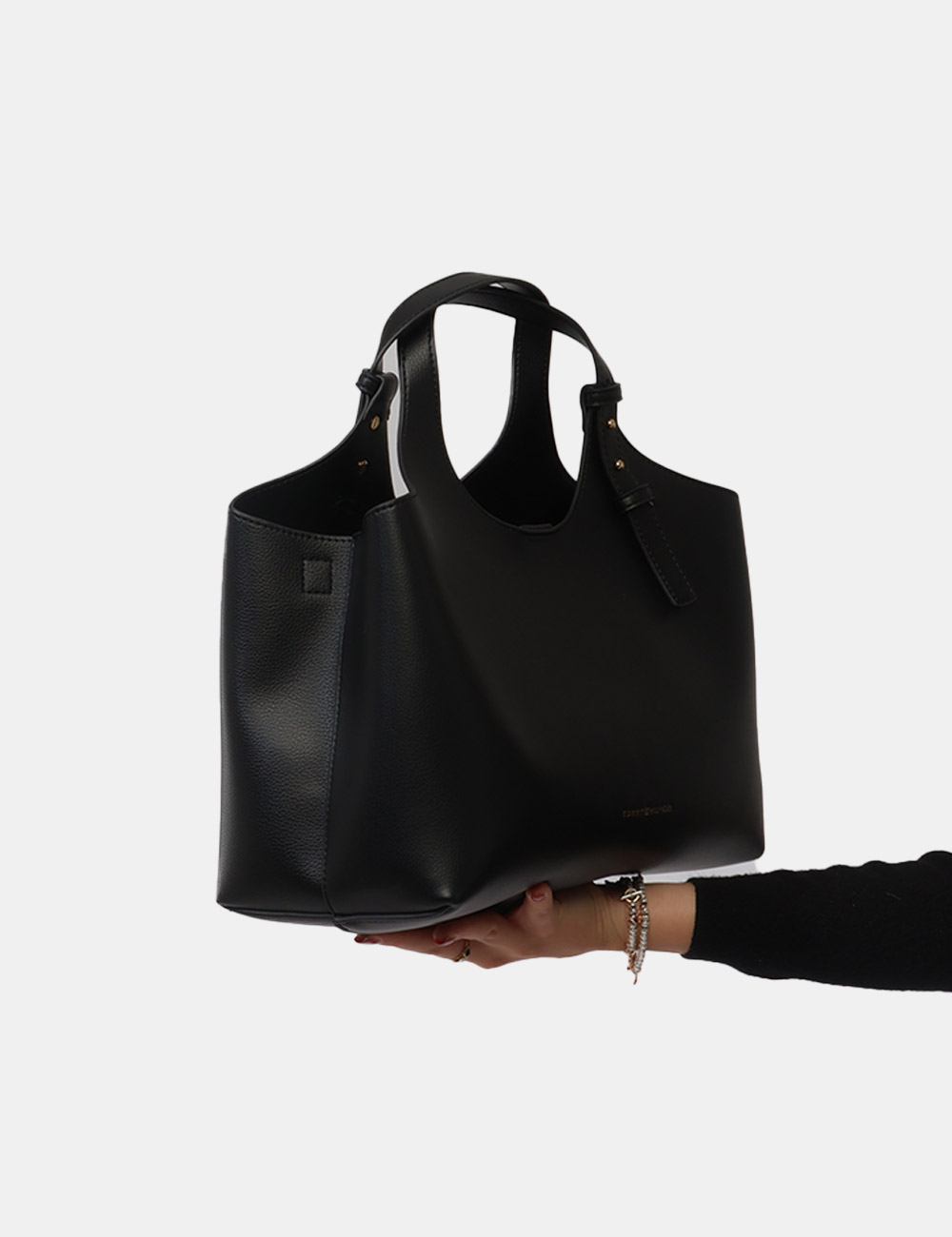 AW0AW18282-OB_BLACK_PE26_3 Borsa Tommy Hilfiger Nero - Borsa TOMMY HILFIGER Nera da donnaLa Borsa TOMMY HILFIGER Nera è l’accessorio ideale per chi cer