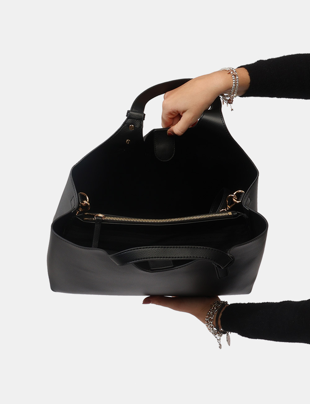 AW0AW18282-OB_BLACK_PE26_5 Borsa Tommy Hilfiger Nero - Borsa TOMMY HILFIGER Nera da donnaLa Borsa TOMMY HILFIGER Nera è l’accessorio ideale per chi cer