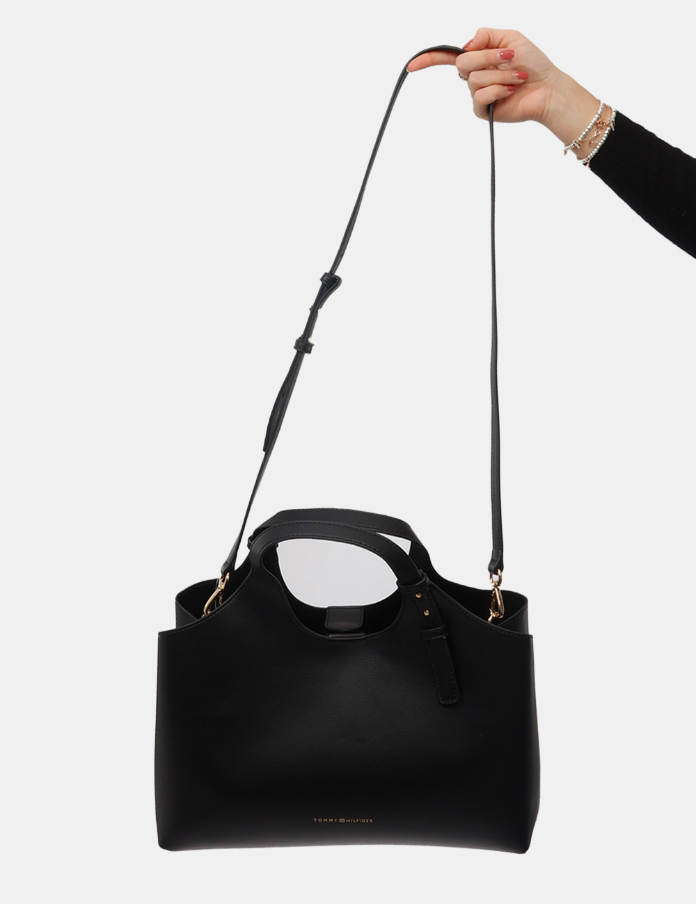 AW0AW18282-OB_BLACK_PE26_6 Borsa Tommy Hilfiger Nero - Borsa TOMMY HILFIGER Nera da donnaLa Borsa TOMMY HILFIGER Nera è l’accessorio ideale per chi cer