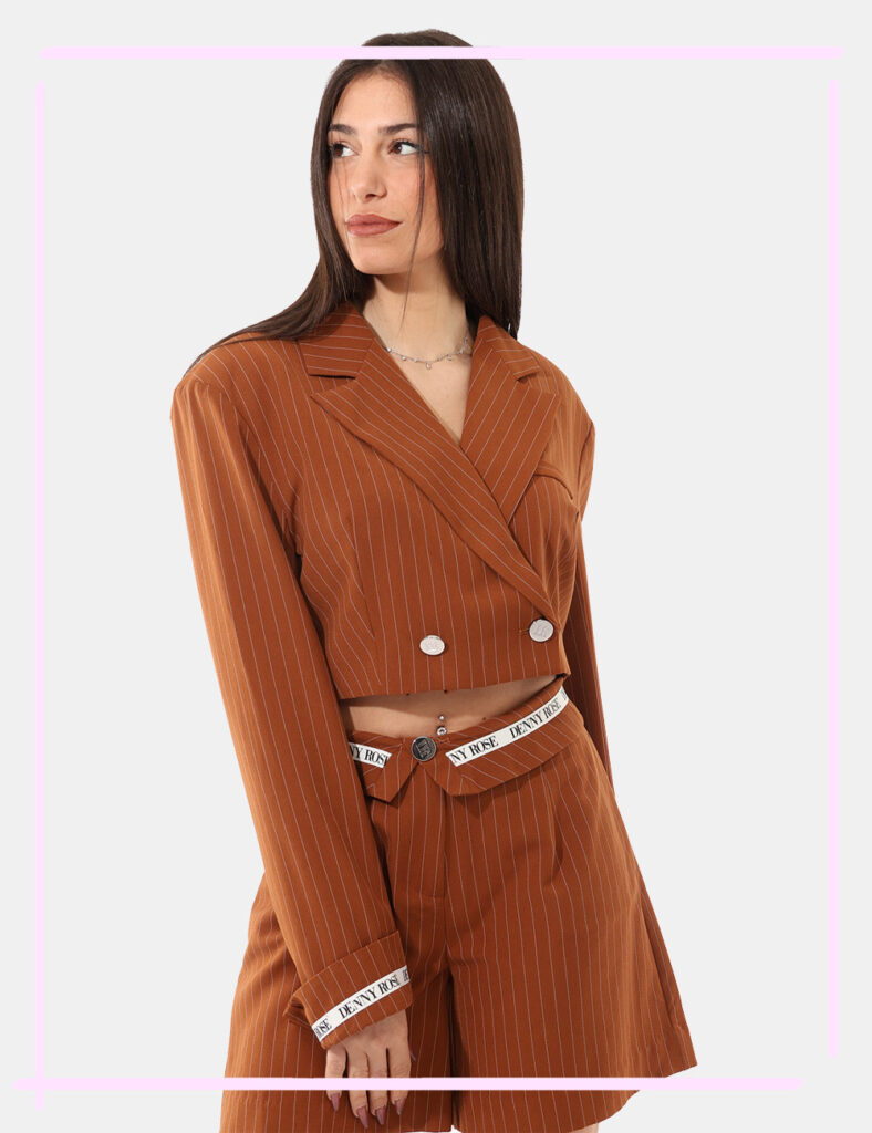 Blazer Denny Rose Marrone tg.S - Blazer DENNY ROSE Marrone da donna Il Blazer DENNY ROSE Marrone è il capo perfetto per aggi