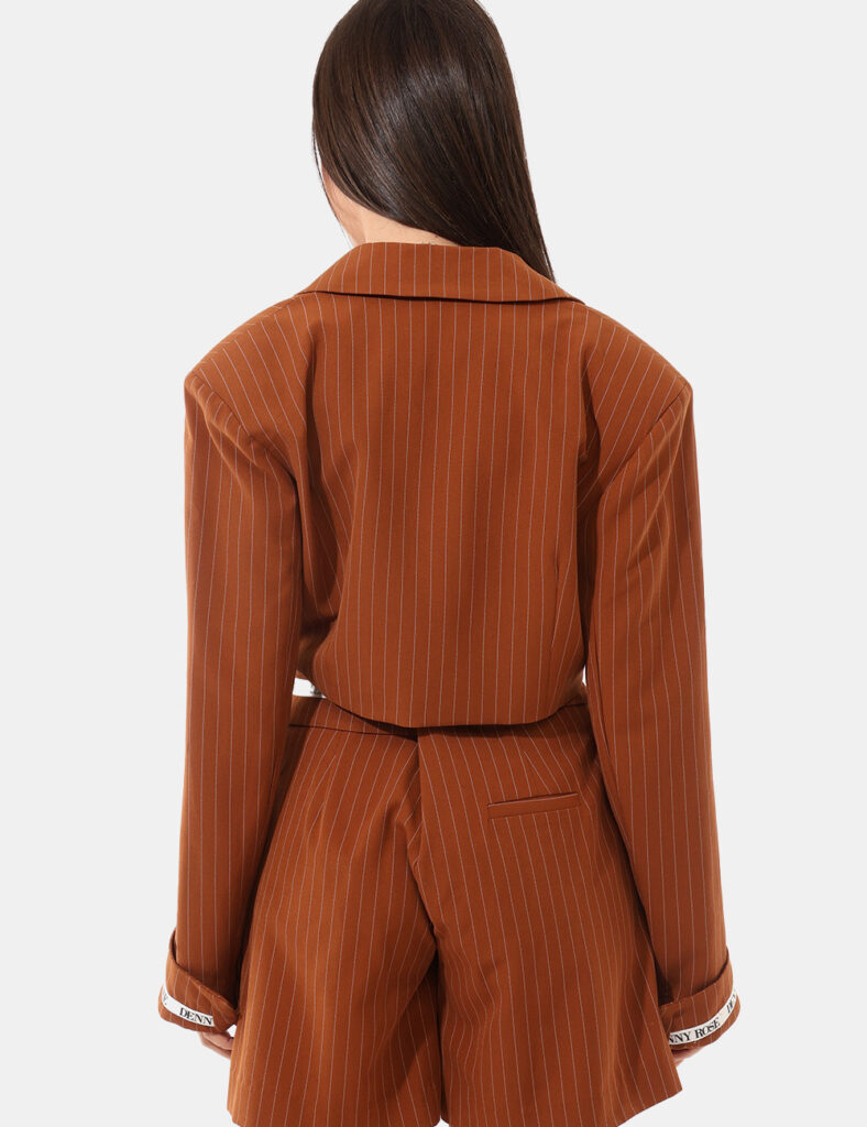 Blazer Denny Rose Marrone tg.S - Blazer DENNY ROSE Marrone da donna Il Blazer DENNY ROSE Marrone è il capo perfetto per aggi