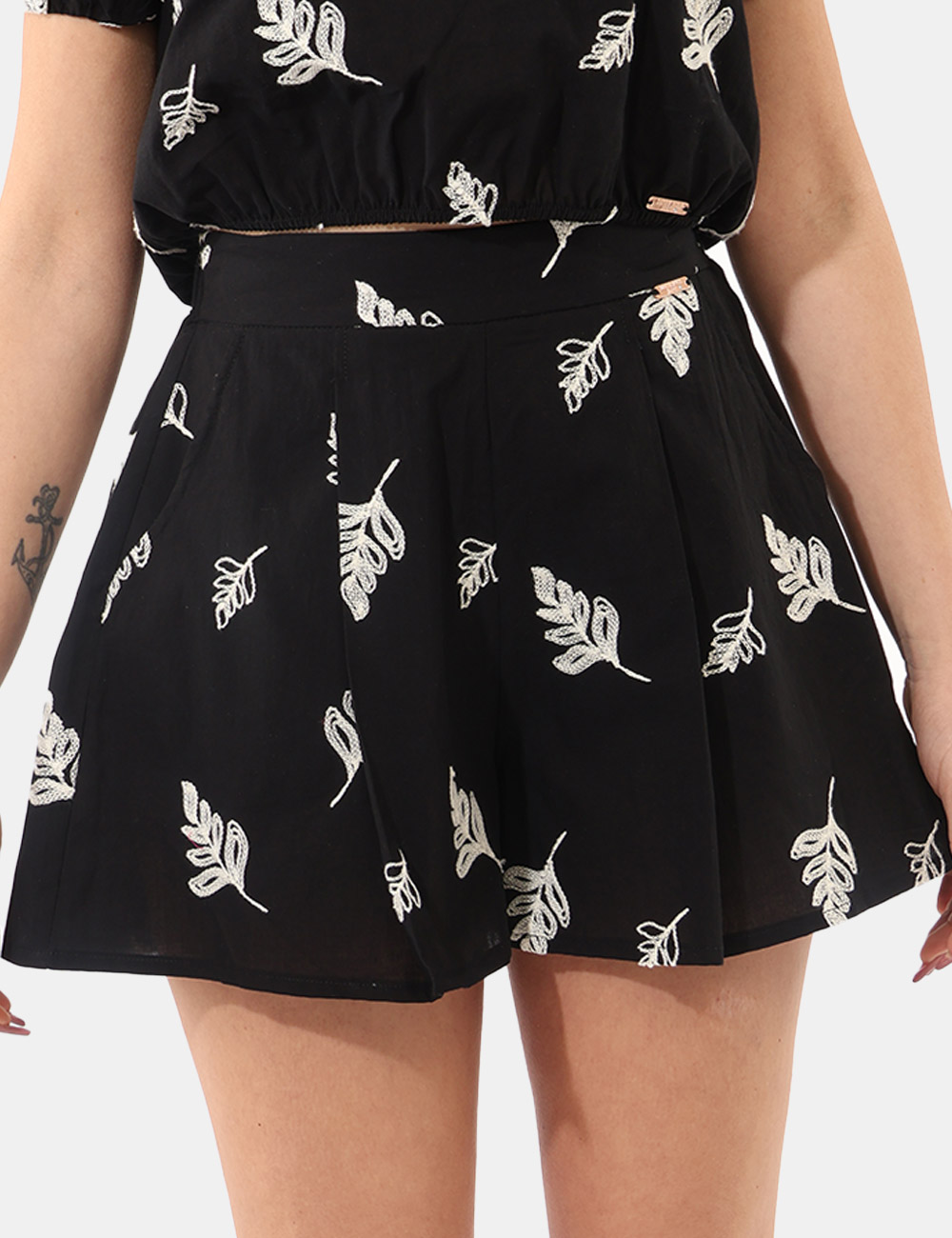 C611ND25014-D-CB_NERO_PE26_6 Shorts Denny Rose Neri tg.42 - Shorts DENNY ROSE Neri da donna Gli Shorts DENNY ROSE Neri sono il capo perfetto per un look