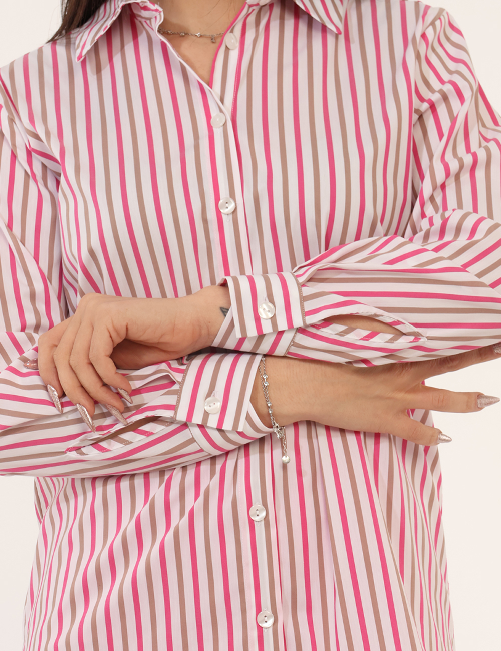 CAD01SP26-TCP216-SPLEND-1-OB_FUXIA-CACAO_PE26_3 Camicia Materica Bianca - Camicia MATERICA Bianca La Camicia MATERICA Bianca è la scelta ideale per chi desidera un capo lum