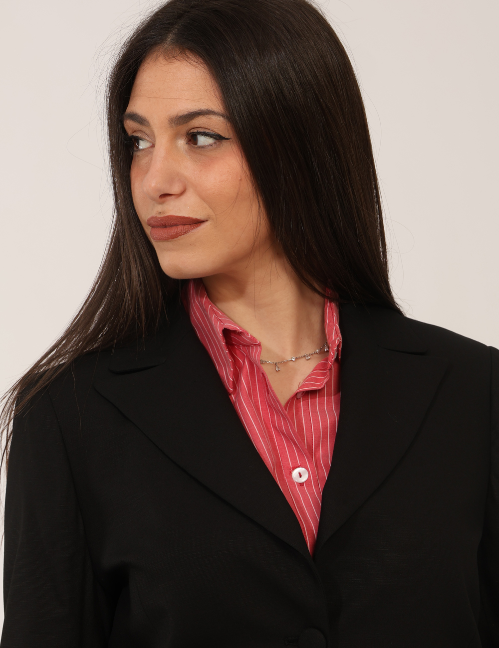 GD01SP26-TVLI02-LIVIS-NEW-OB_NERO_PE26_4 Blazer Materica Nero - Blazer MATERICA Nero Il Blazer MATERICA Nero è un capo essenziale dal fascino intramontabile, pensato