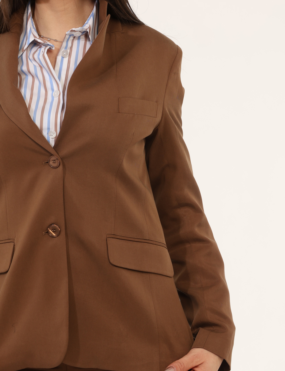 GD10SP26-TP336-PESCA-OB_BRUCIATO_PE26_3 Blazer Materica Marrone - Blazer MATERICA Marrone Il Blazer MATERICA Marrone è il capo ideale per chi ama uno stile naturale